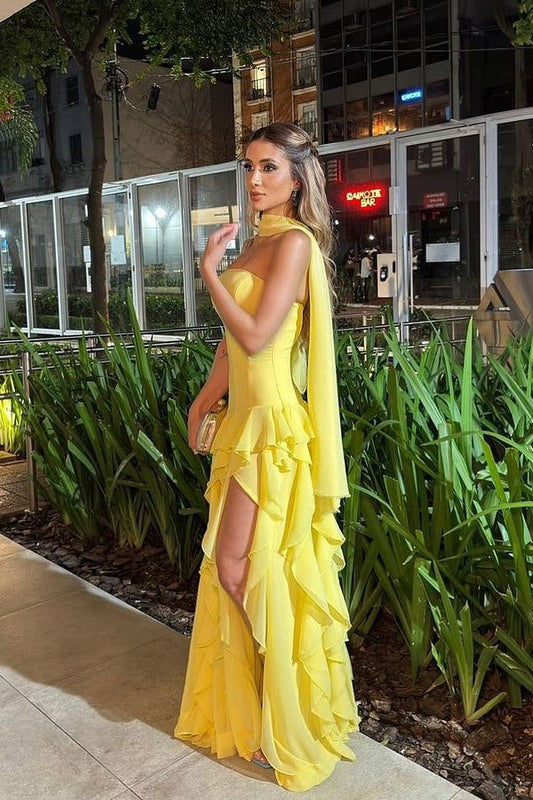 Magnifique robe de bal jaune sans bretelles et sans manches en mousseline, coupe fourreau à volants et fente haute AB189