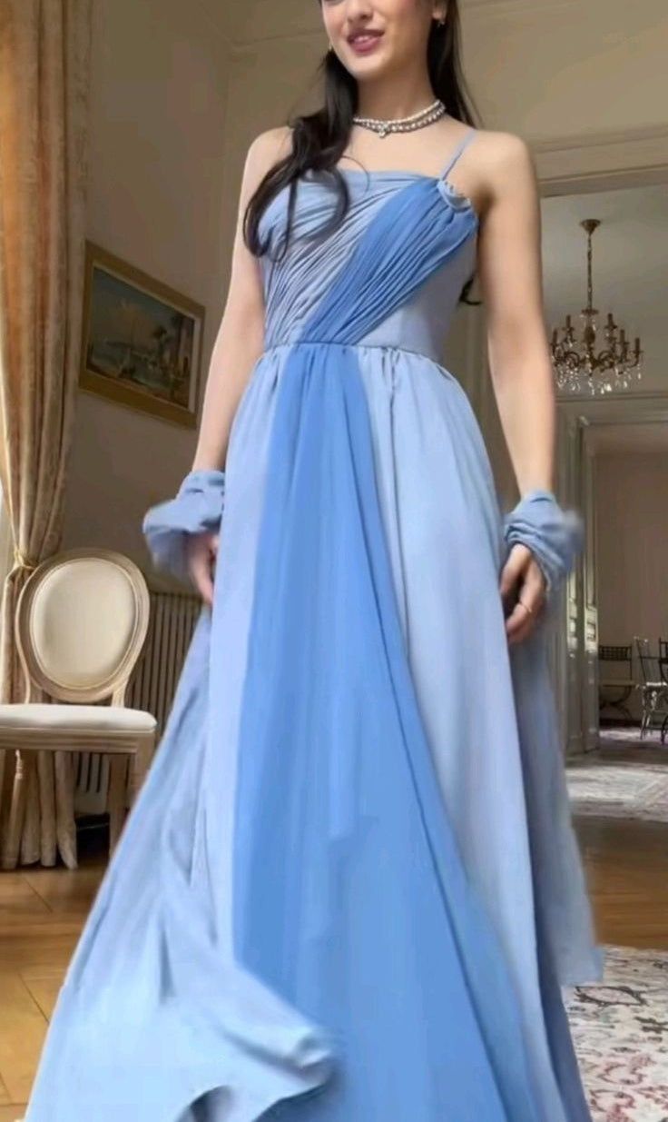 Robe de bal longue en mousseline plissée bleue, asymétrique, style sirène, sans manches, robe de bal inspirée RB1333