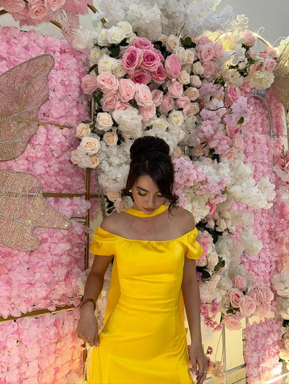 Magnifique robe de bal jaune fourreau en satin, épaules dénudées, fente haute et foulard inclus AB190