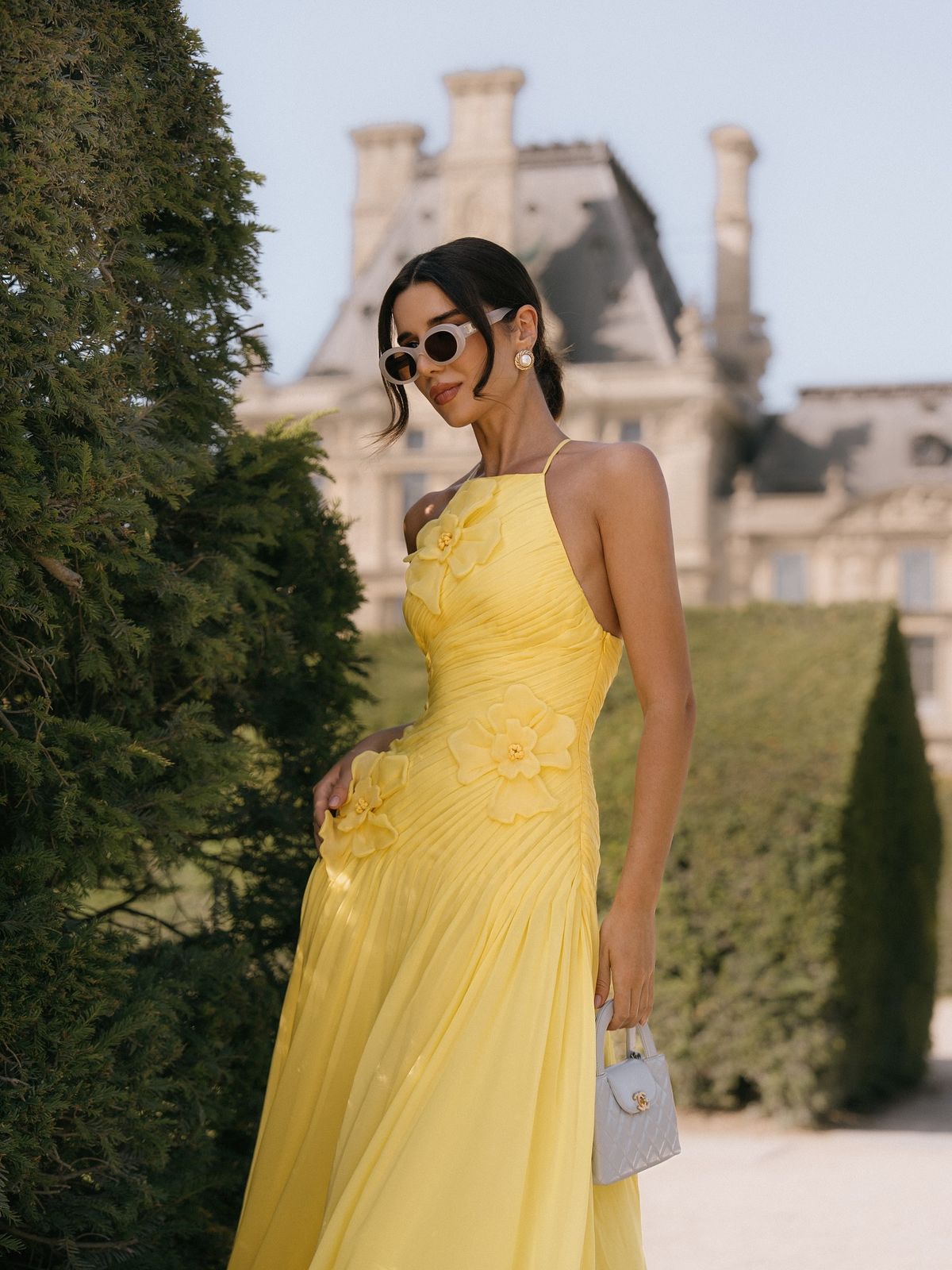 Robe de bal modeste en mousseline jaune beurre à imprimé floral, coupe trapèze, sans manches, référence AB196