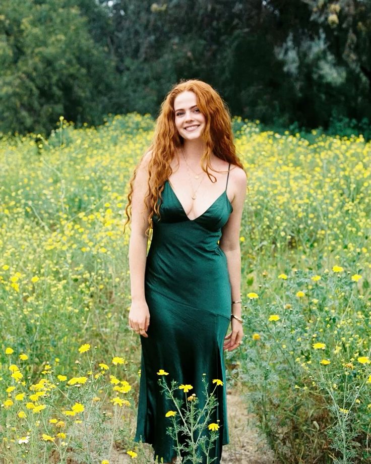 Robe de bal fourreau simple à fines bretelles en satin soyeux vert foncé, longueur thé. Tenue idéale pour un 19e anniversaire. Robe de soirée N244