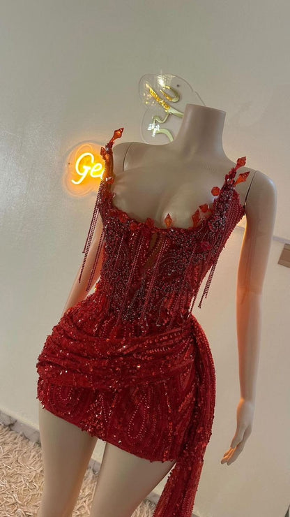 Robes de bal de finissants Hoco mignonnes gaines moulantes bustier paillettes rouges avec des pampilles courtes RB4078