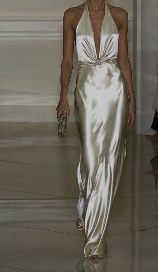 Schlichtes, langes, rückenfreies A-Linien-Kleid aus seidigem Satin mit Neckholder für festliche Anlässe wie Abschlussball oder Dinnerpartys. AB2042
