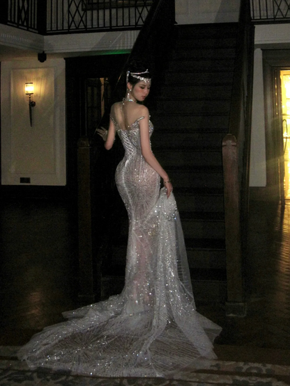 Robe de mariée sirène luxueuse à col rond ornée de perles, cristaux et sequins argentés, coupe ajustée, référence N075