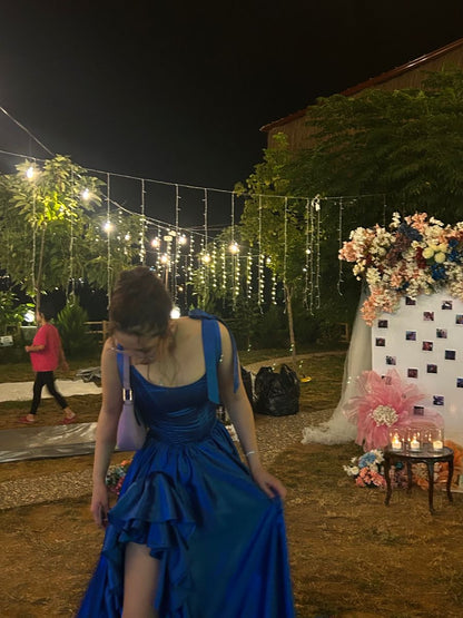Robe de bal corsetée en satin bleu foncé sur mesure, robe de princesse à volants et fentes, robe de soirée élégante AB652