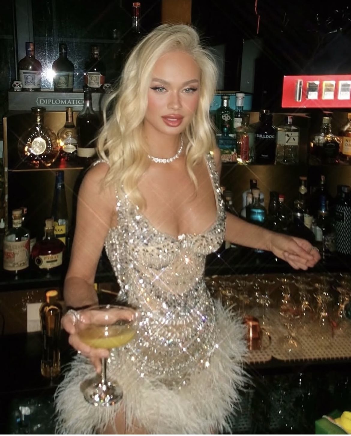 Figurbetontes Etui-Kleid mit eckigem Ausschnitt in Champagner mit Perlenverzierung, Abschlussballkleid, Mini-Kleid, Senior Inspo, kurzes Homecoming-Kleid RB3183