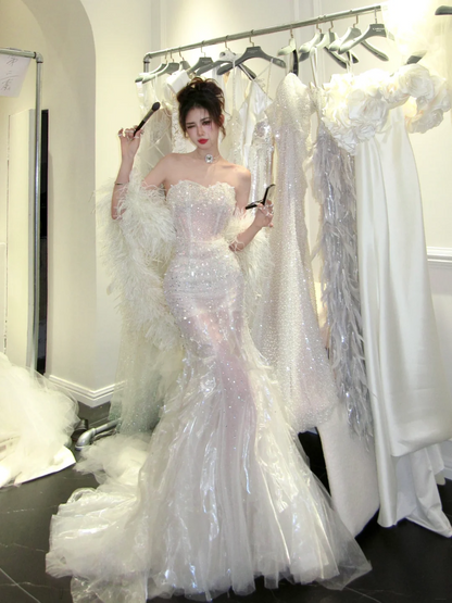 Luxuriöses Brautkleid im Meerjungfrauenstil mit Herzausschnitt, perlenbesetztem Oberteil und silbernen Pailletten – figurbetontes Brautkleid Nr. 76