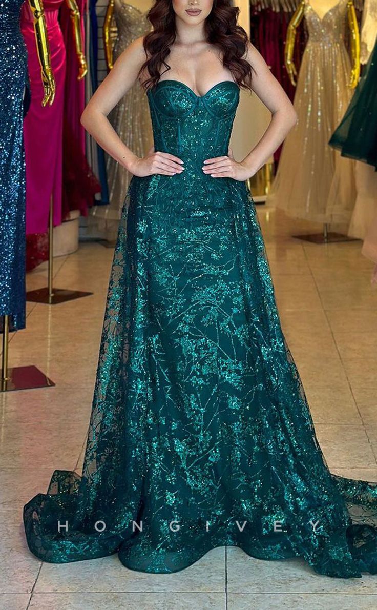 Robe de soirée sans bretelles, décolleté cœur, en satin pailleté, ornée d'appliques de sequins, AB650