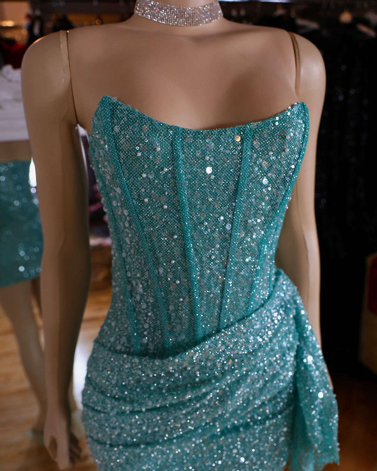 Glitzernde, eng anliegende trägerlose blaue Etuikleid mit Rüschen Mini-Kurz Inspo Hoco Kleid Ideen Heimkehrkleider RB4105