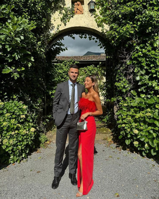 Robe de bal fourreau rouge sans manches à plumes, fendue, sans manches, sans manches, avec fente, idéale pour une soirée formelle ou une fête (AB422)