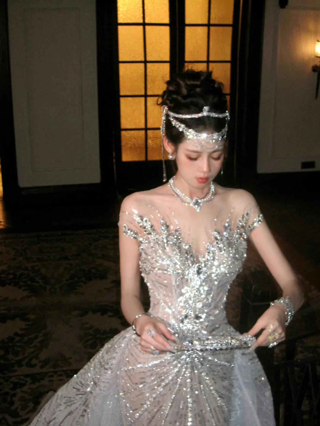 Robe de mariée sirène luxueuse à col rond ornée de perles, cristaux et sequins argentés, coupe ajustée, référence N075