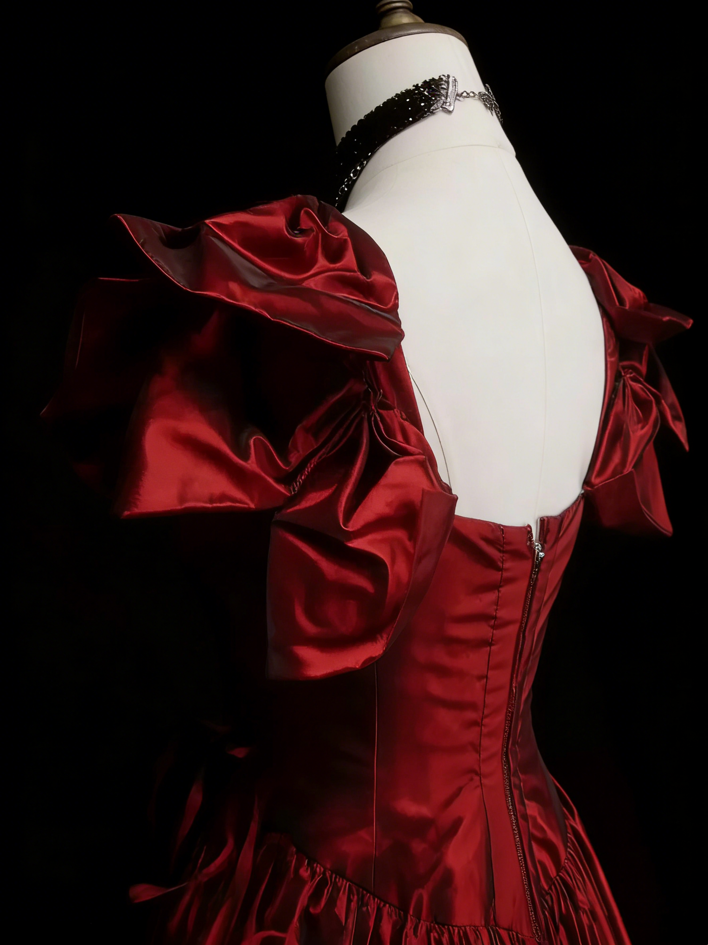 Robe de bal vintage bordeaux à col carré et volants, idéale pour les 16 ans (Quinceañera), longueur 15 pouces (réf. N1453)