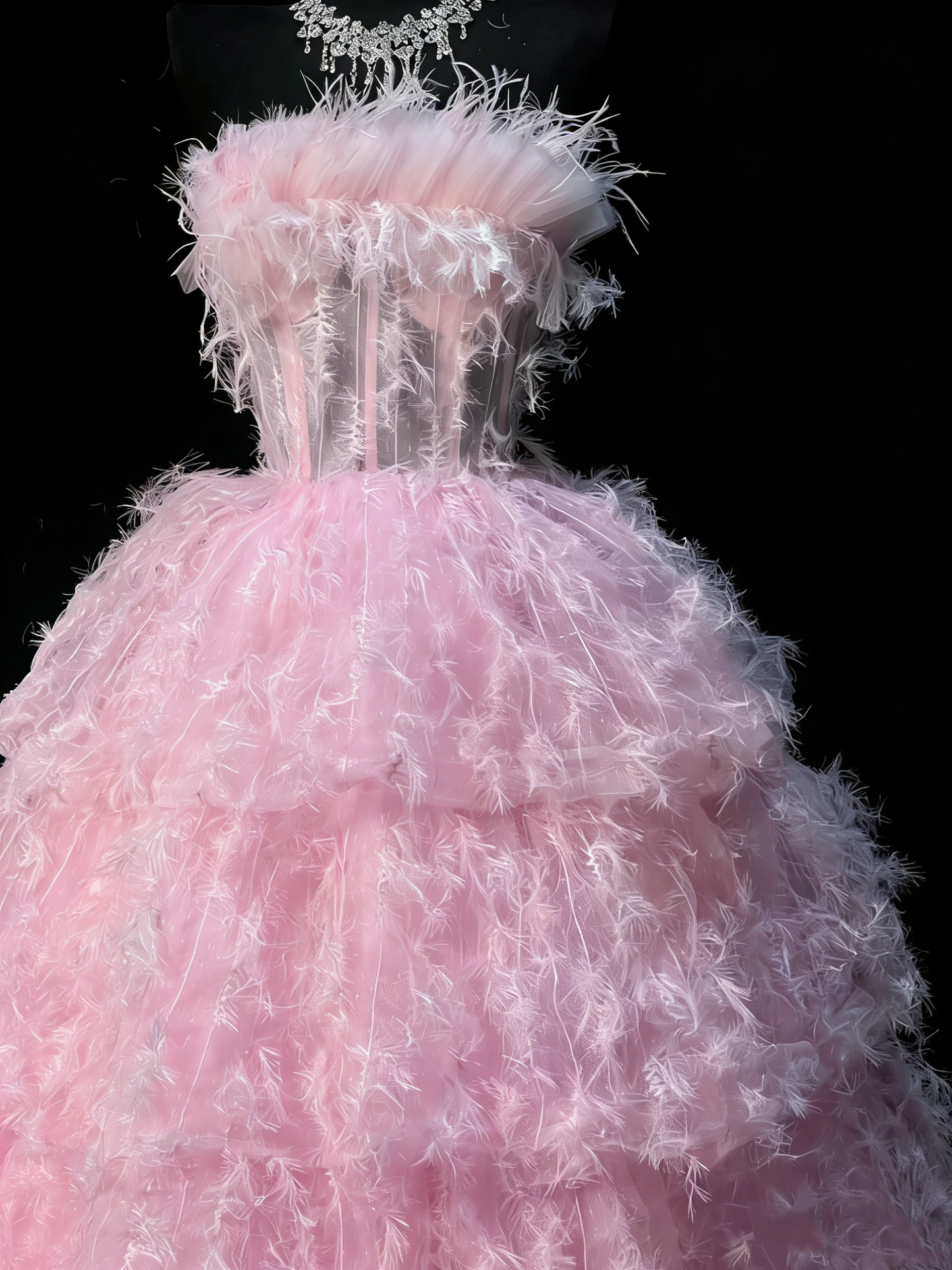Robe de bal bustier rose en tulle sans manches ornée de plumes, robe longue de quinceañera pour femme, robe de quinceañera pour les 16 ans (N1199)
