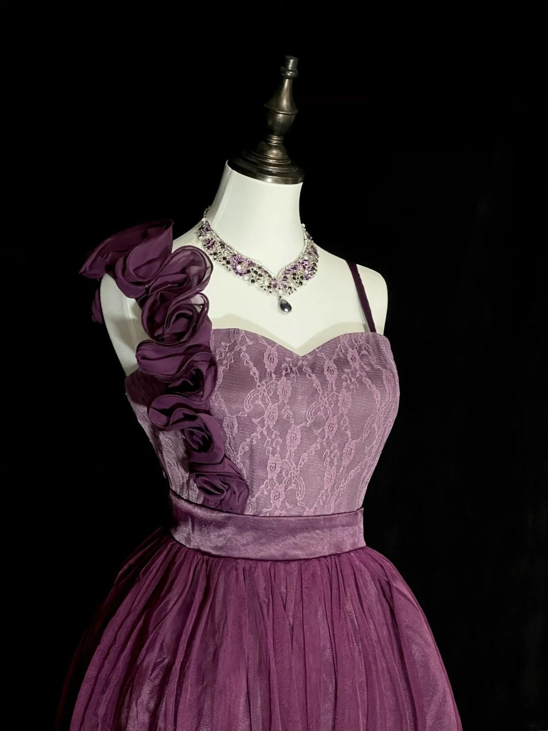 Vintage-Ballkleid, schulterfrei, lila Tüll, Inspiration für die 2000er Jahre, Homecoming-Kleider, kurze Inspiration, N1355