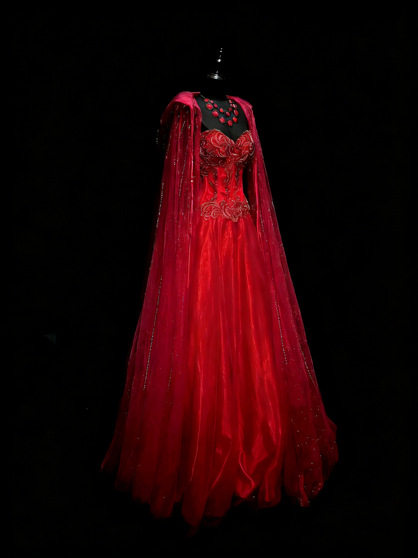 Robe de bal élégante en tulle rouge à décolleté cœur et cape ornée de perles, longueur au sol. Inspiration robes de bal longues N1196
