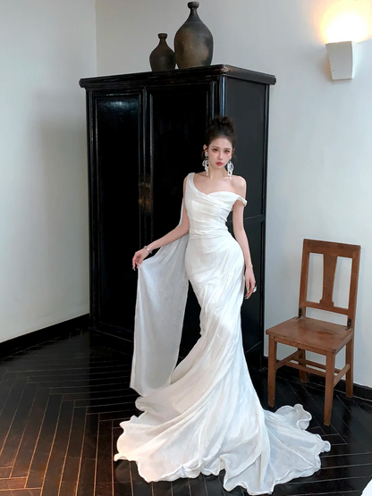 Robe de mariée blanche sirène simple à une épaule avec traîne, robe de mariée de conte de fées N064