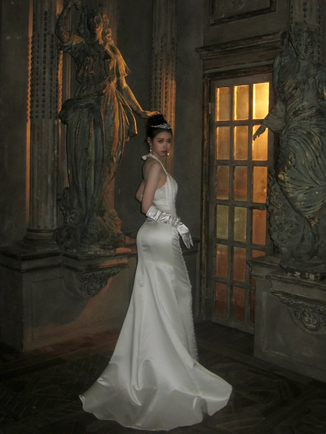 Sexy Meerjungfrauen-Brautkleid mit Neckholder und Perlen, märchenhaft, weiß, Modell N068