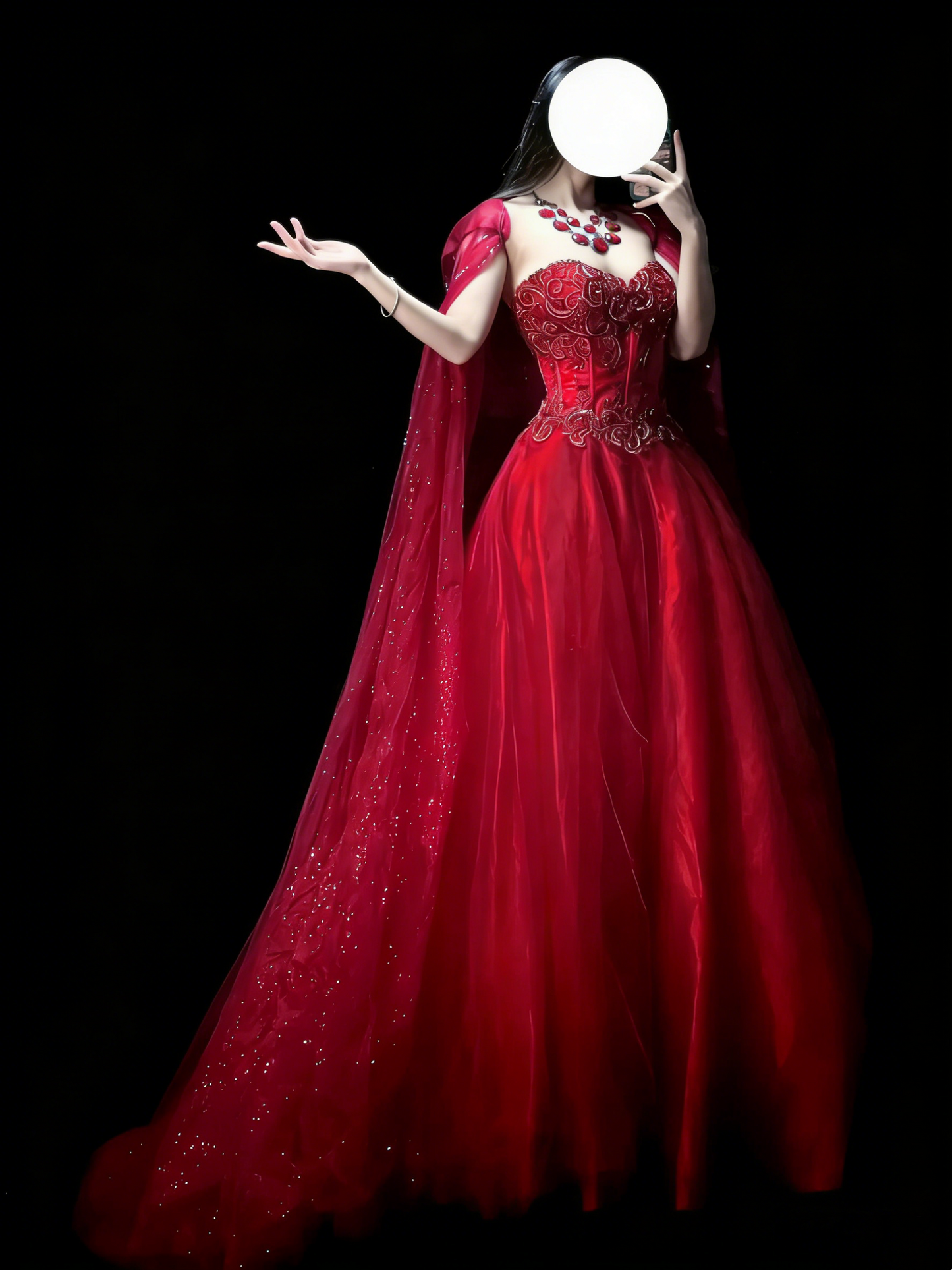 Robe de bal élégante en tulle rouge à décolleté cœur et cape ornée de perles, longueur au sol. Inspiration robes de bal longues N1196