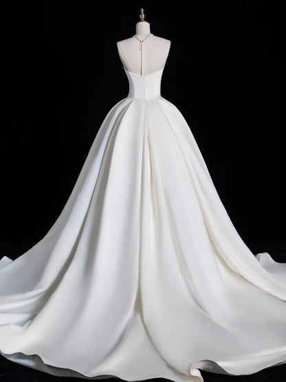 Elegantes, plissiertes Ballkleid aus weißem Satin mit Herzausschnitt – ein langes, märchenhaftes Brautkleid für den Herbst (N690)