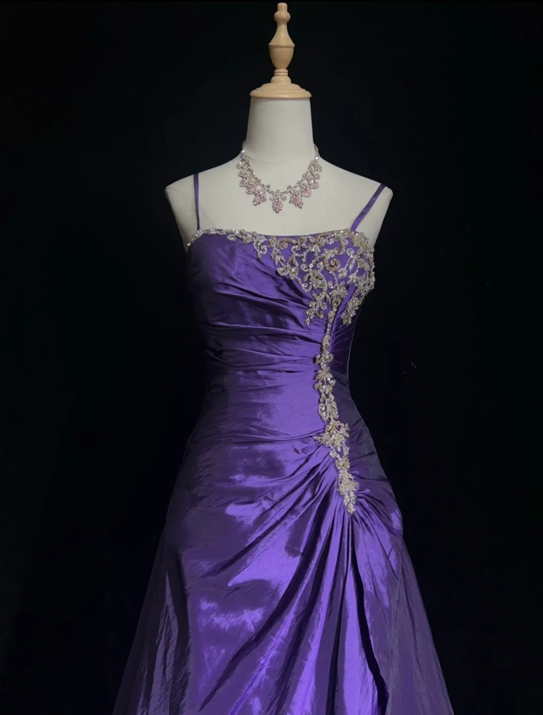 Vintage Abschlussballkleider 1960er Ballkleid Spaghettiträger Lila mit Perlenumhang Langes Abschlussballkleid N3120