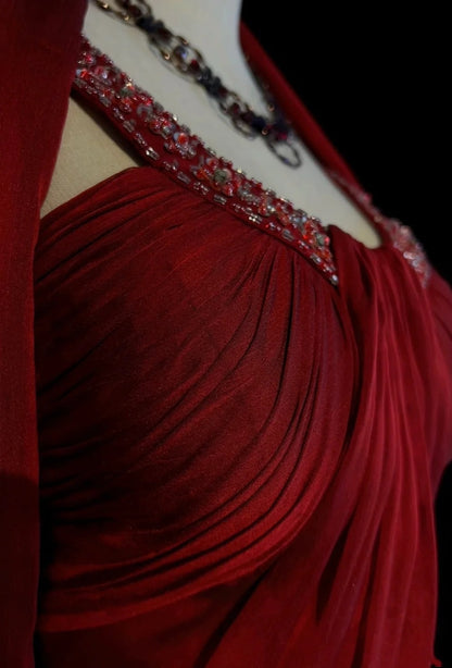 Elegante Abschlussballkleider A-Linie Rundhalsausschnitt Burgund Chiffon Mit Cape Perlen Ärmellos Langes Abendkleid N2885
