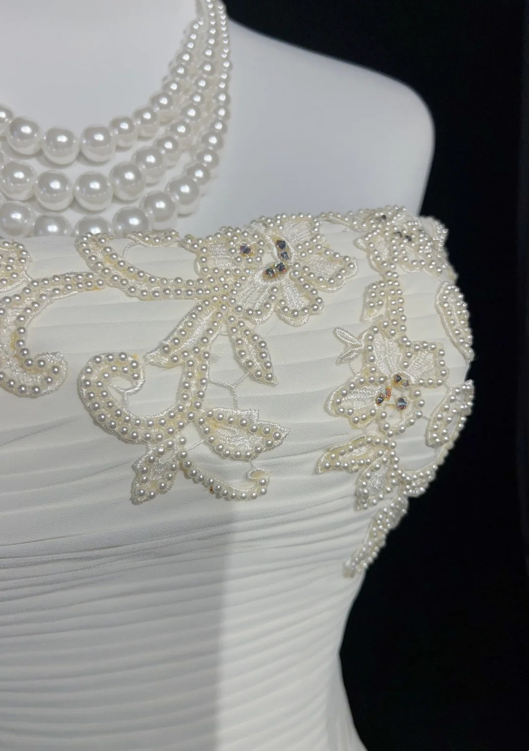 Robes de mariée intemporelles, coupe trapèze, bustier, en mousseline blanche avec longue traîne brodée N3013