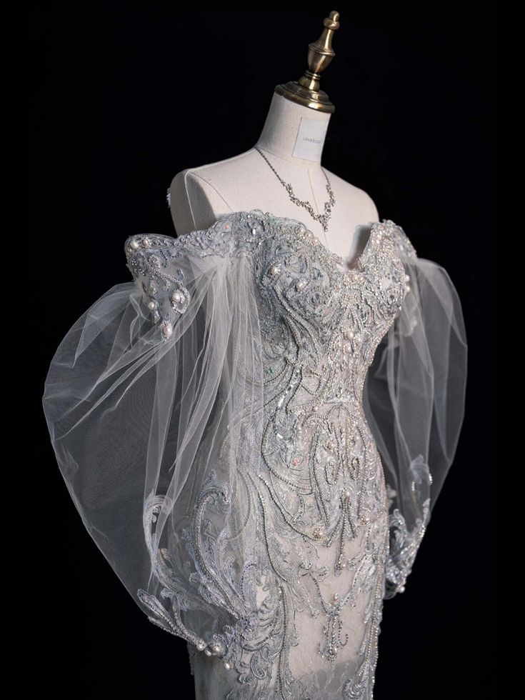 Robe de mariée sirène intemporelle pour femme, épaules dénudées, manches longues, gris argenté, dentelle et perles, modèle AC009