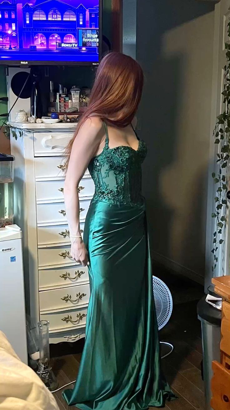 Robe de bal longue vert émeraude foncé en satin soyeux, bretelles spaghetti, coupe sirène, style épuré. Idéale pour un 19e anniversaire. Référence N245.