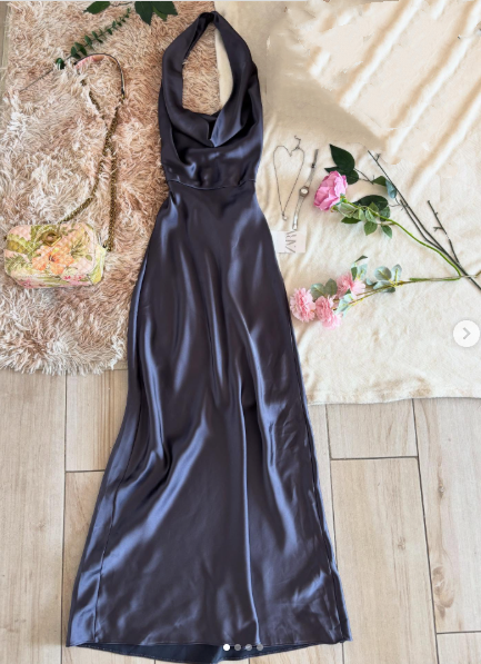 Robe de soirée sirène chic, dos nu, bleu marine, en satin soyeux, longue et élégante, idéale pour un bal de promo ou un dîner. Référence AB2038.