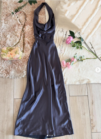 Robe de soirée sirène chic, dos nu, bleu marine, en satin soyeux, longue et élégante, idéale pour un bal de promo ou un dîner. Référence AB2038.