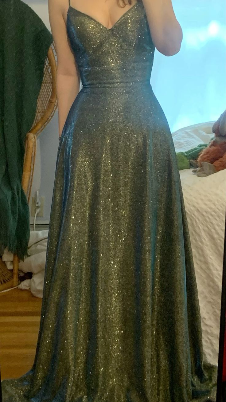 Robe de bal longue verte à fines bretelles et sequins AB646