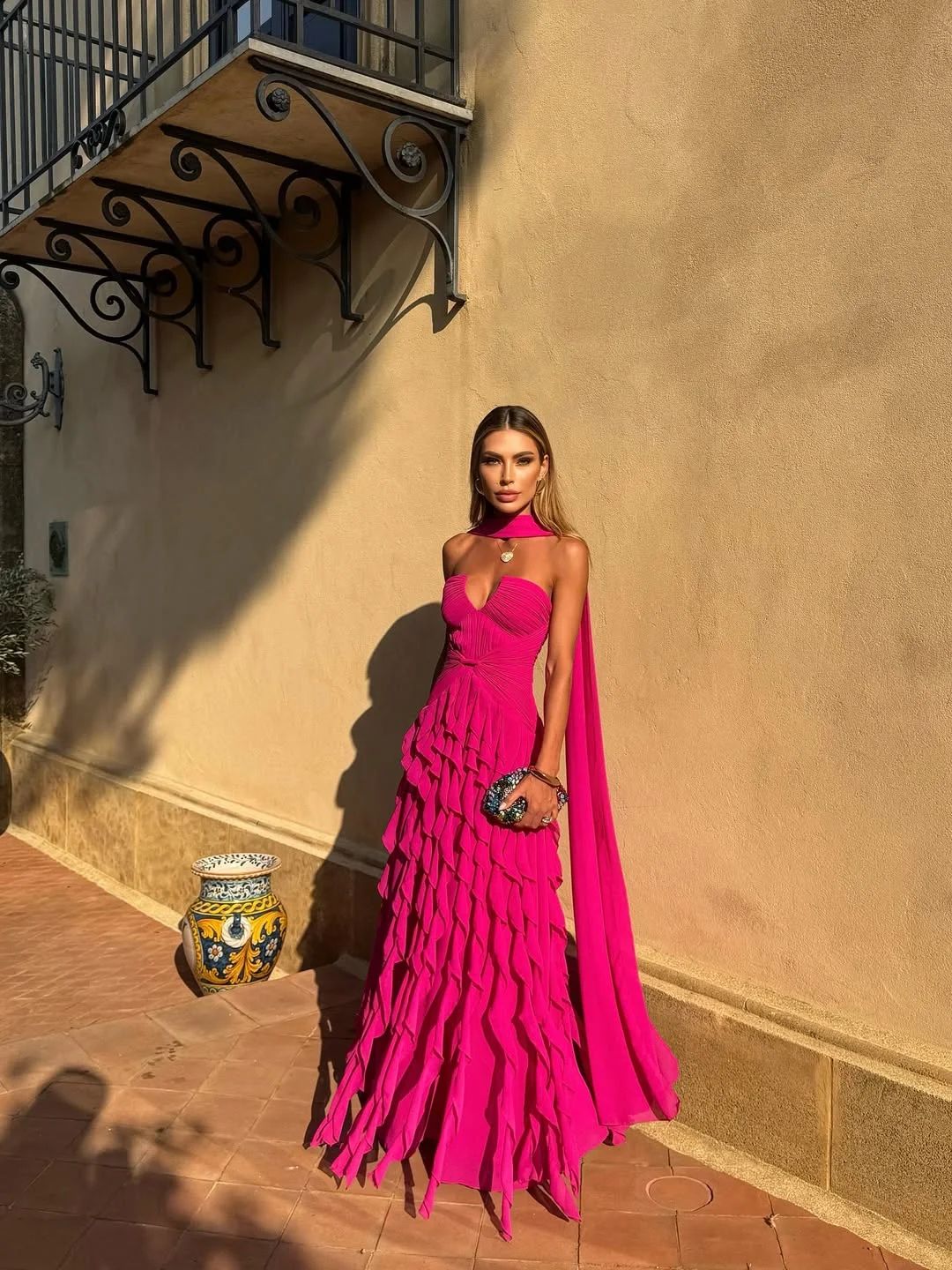 Robe de bal fuchsia élégante, coupe trapèze, plissée, sans manches, avec foulard, idéale pour une soirée formelle (AB419)