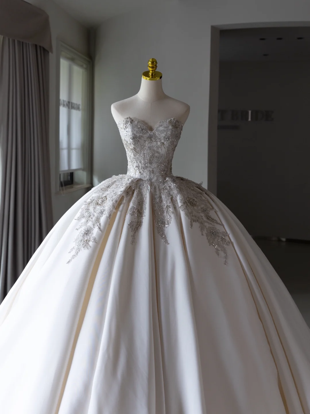 Robe de mariée simple en satin blanc avec décolleté en cœur et appliques en dentelle, robe de mariée en satin A002