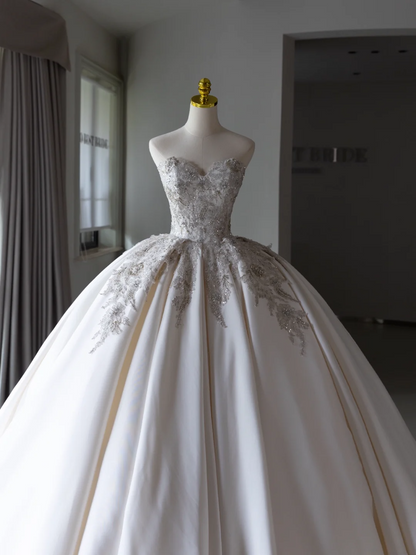 Robe de mariée simple en satin blanc avec décolleté en cœur et appliques en dentelle, robe de mariée en satin A002