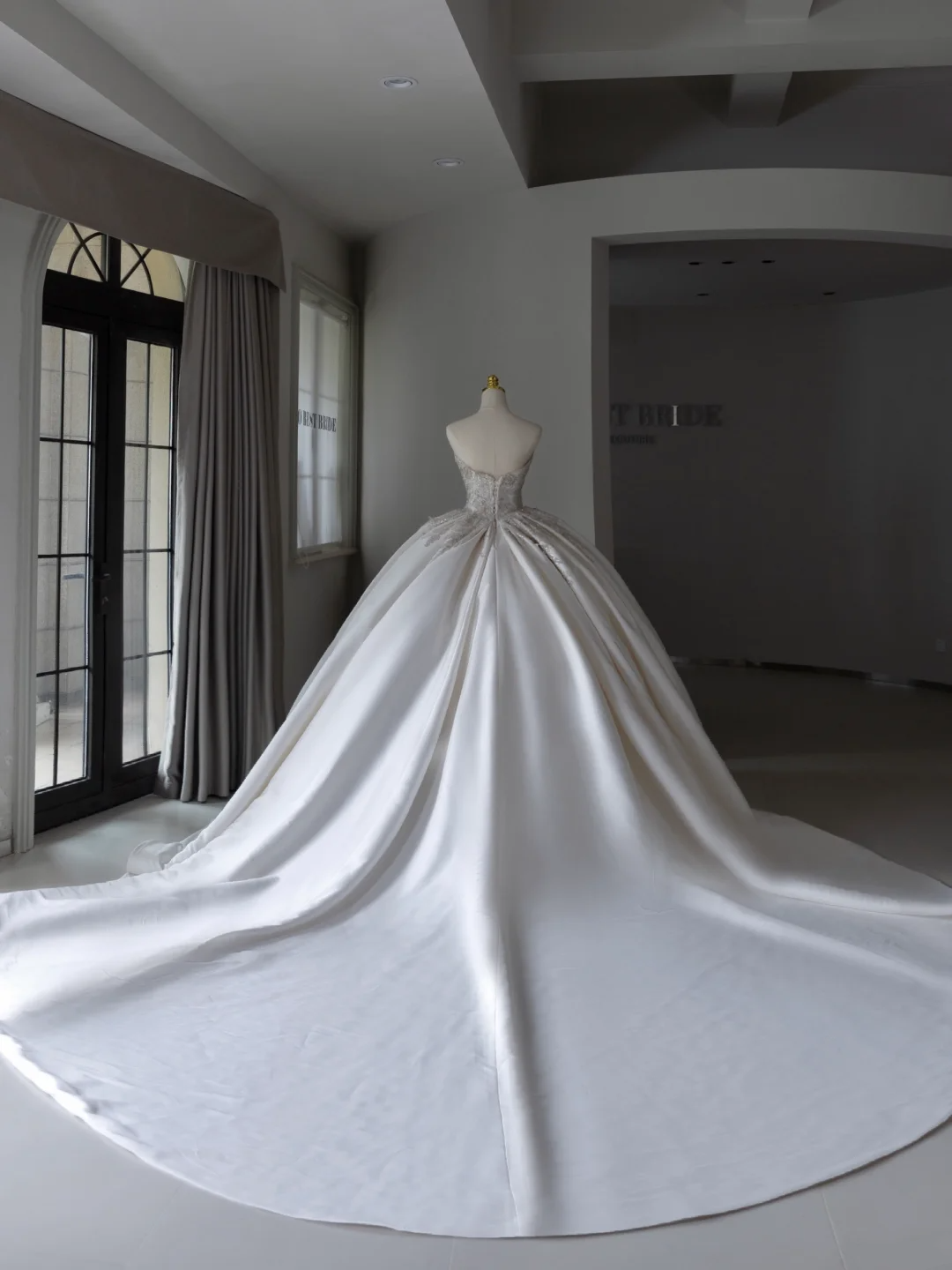 Robe de mariée simple en satin blanc avec décolleté en cœur et appliques en dentelle, robe de mariée en satin A002