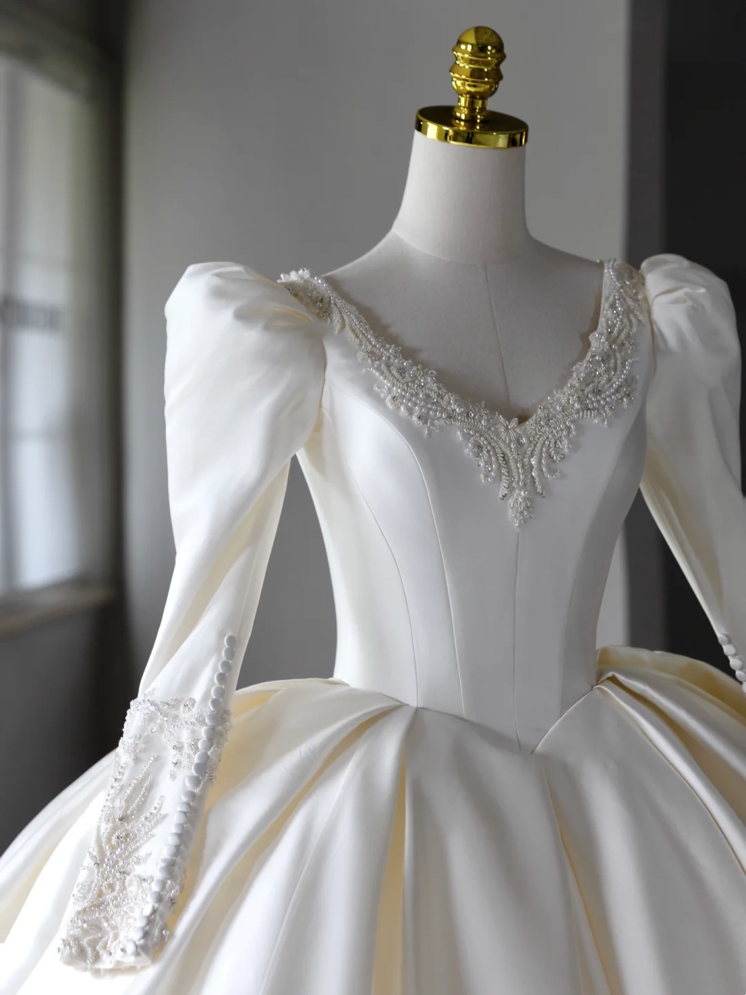 Simple Ball Gown White V Neck Satin Beads Pearls Long Sleeves Wedding Dress Satin Brides Dress A003