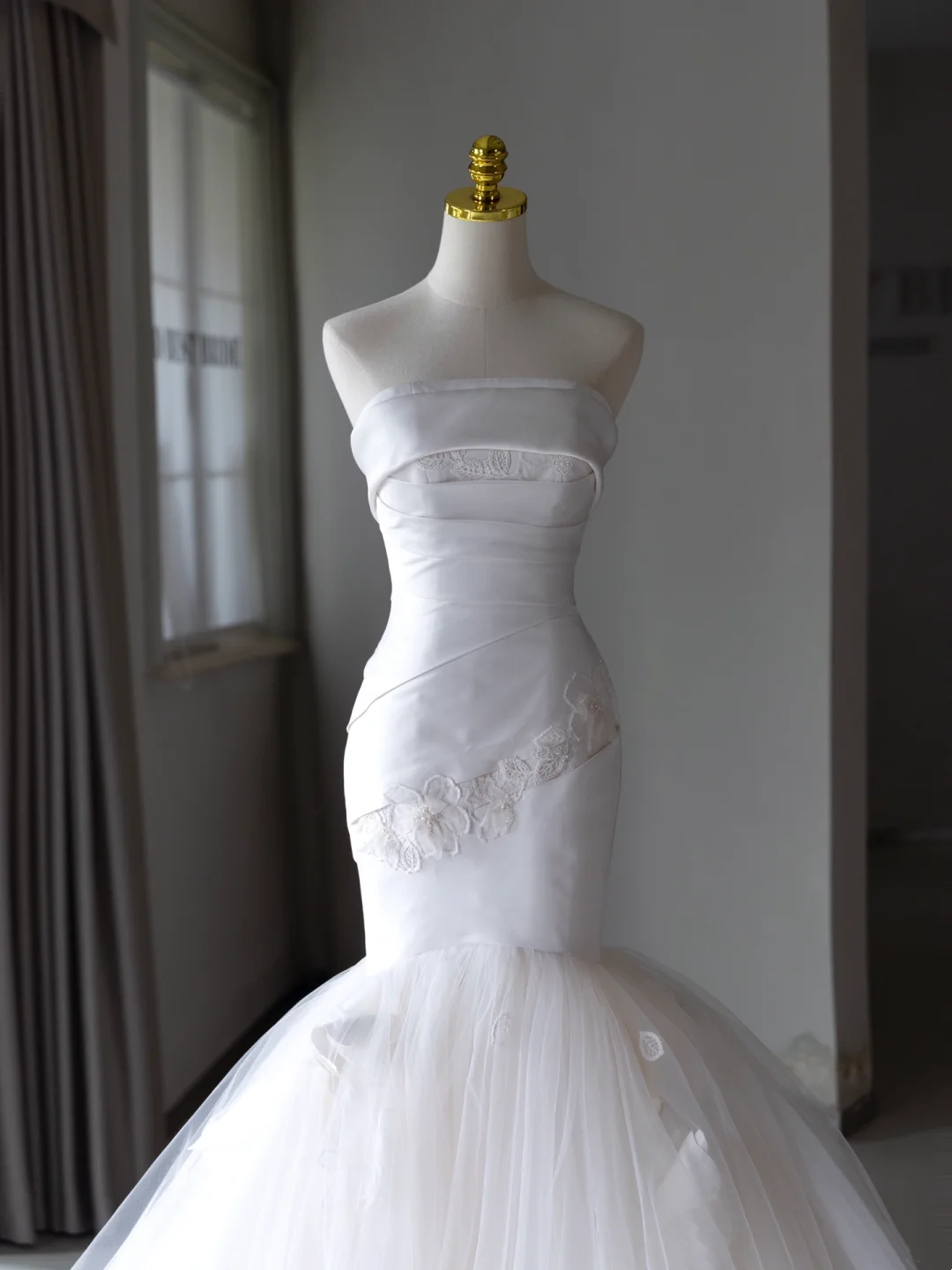 Gorgeous White Strapless Mermaid Tulle Lace Sweep Train Wedding Dresses Summer Bride Dress A004