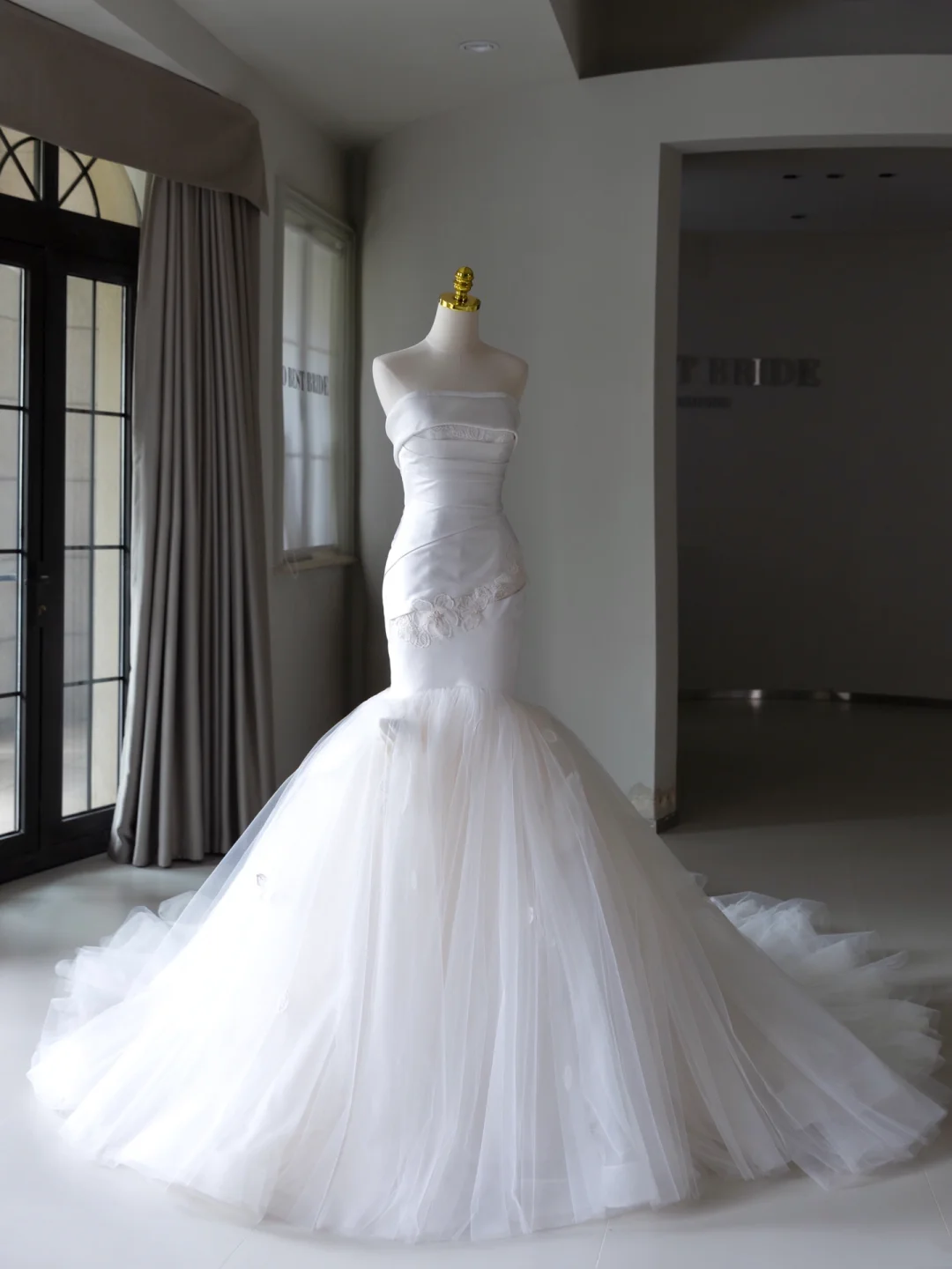 Gorgeous White Strapless Mermaid Tulle Lace Sweep Train Wedding Dresses Summer Bride Dress A004