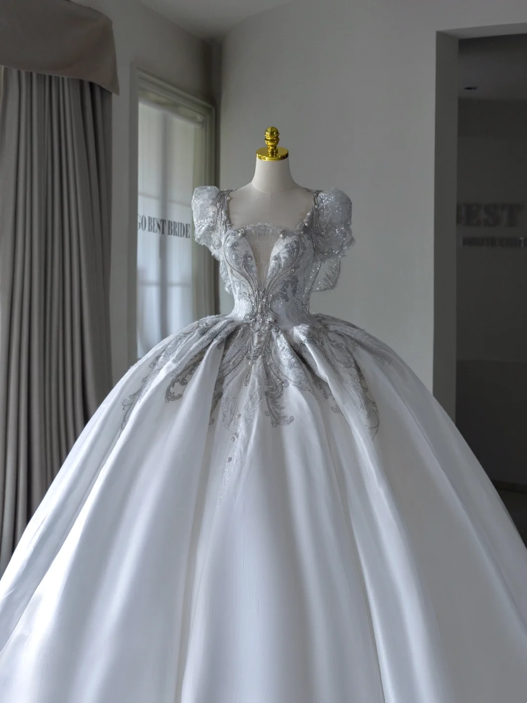 Princess Ball Gown White Square Neck Short Sleeves Beads Long Wedding Dress Satin Brides Dress A005