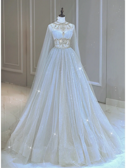 Prinzessin A-Linie Rundhalsausschnitt Lange Ärmel Silber Perlen Tüll Langes Brautkleid Mit Cape Brautkleid A018
