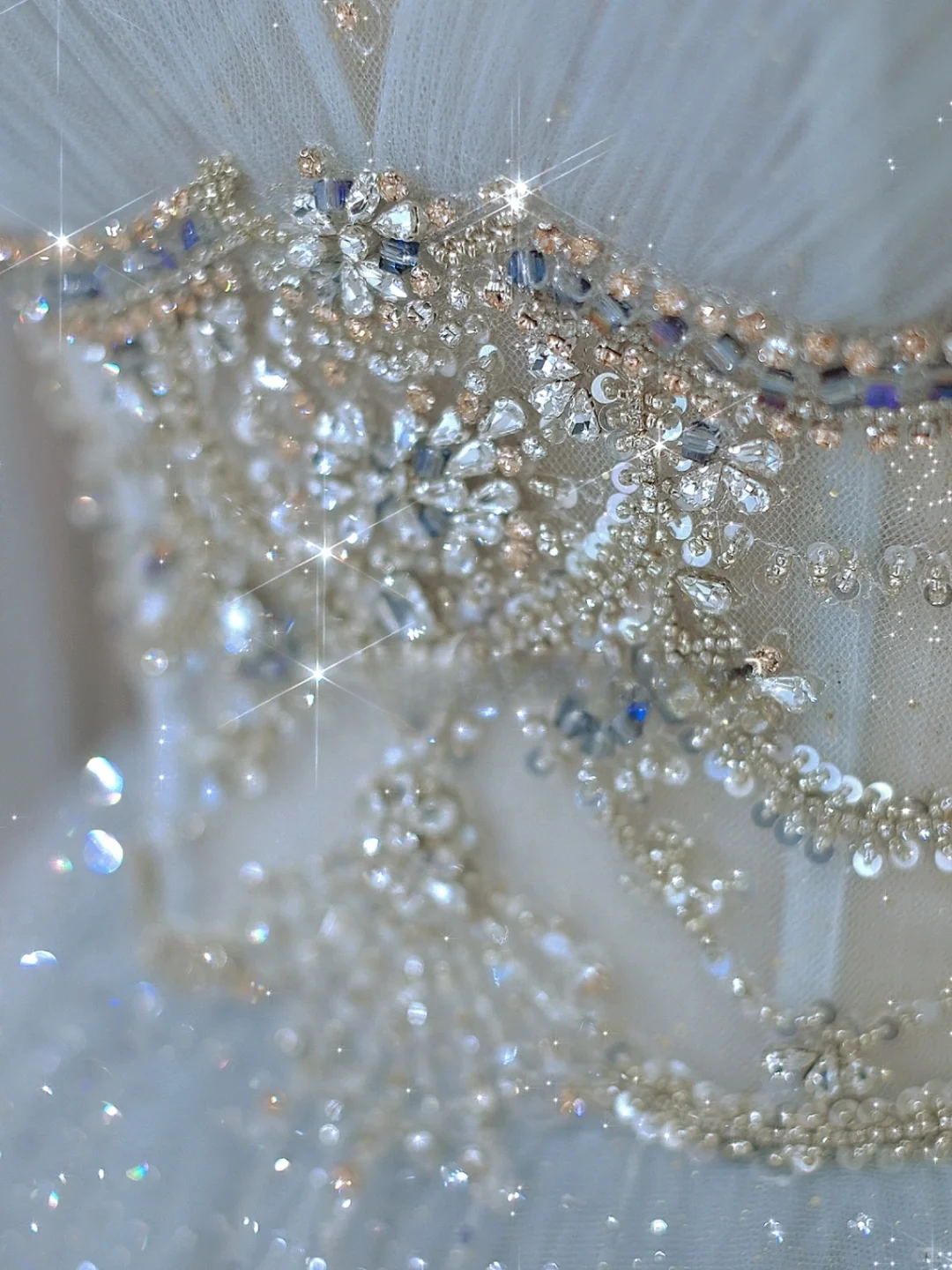 Prinzessin A-Linie Rundhalsausschnitt Lange Ärmel Silber Perlen Tüll Langes Brautkleid Mit Cape Brautkleid A018