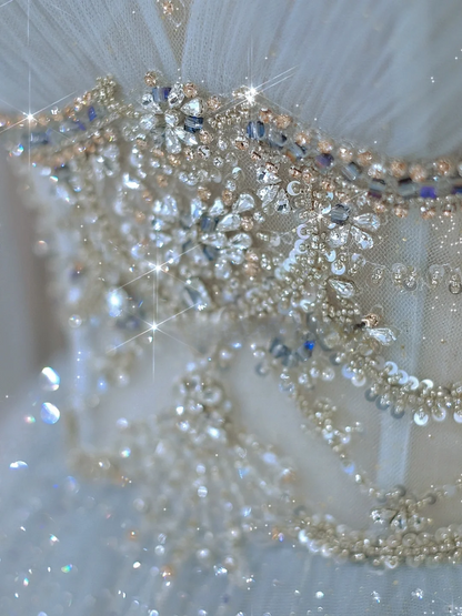 Prinzessin A-Linie Rundhalsausschnitt Lange Ärmel Silber Perlen Tüll Langes Brautkleid Mit Cape Brautkleid A018