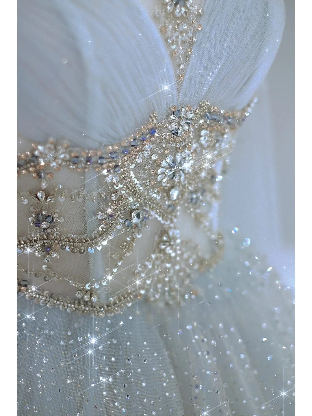 Prinzessin A-Linie Rundhalsausschnitt Lange Ärmel Silber Perlen Tüll Langes Brautkleid Mit Cape Brautkleid A018