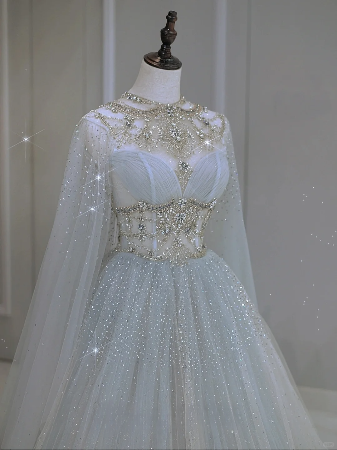 Prinzessin A-Linie Rundhalsausschnitt Lange Ärmel Silber Perlen Tüll Langes Brautkleid Mit Cape Brautkleid A018