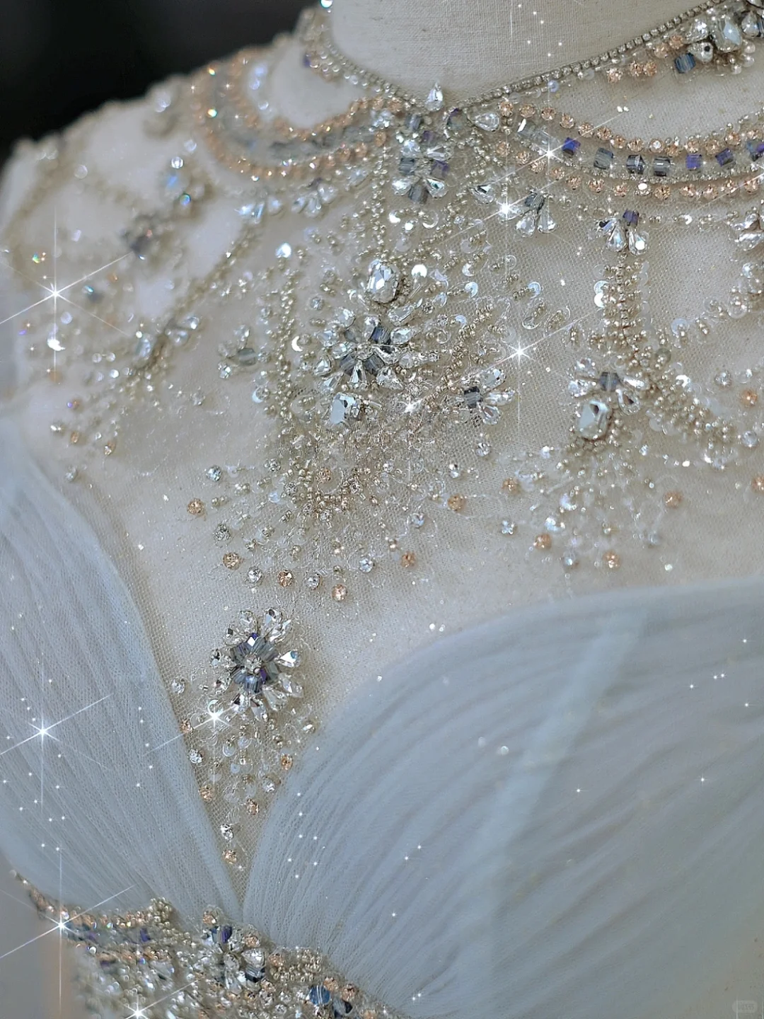 Prinzessin A-Linie Rundhalsausschnitt Lange Ärmel Silber Perlen Tüll Langes Brautkleid Mit Cape Brautkleid A018