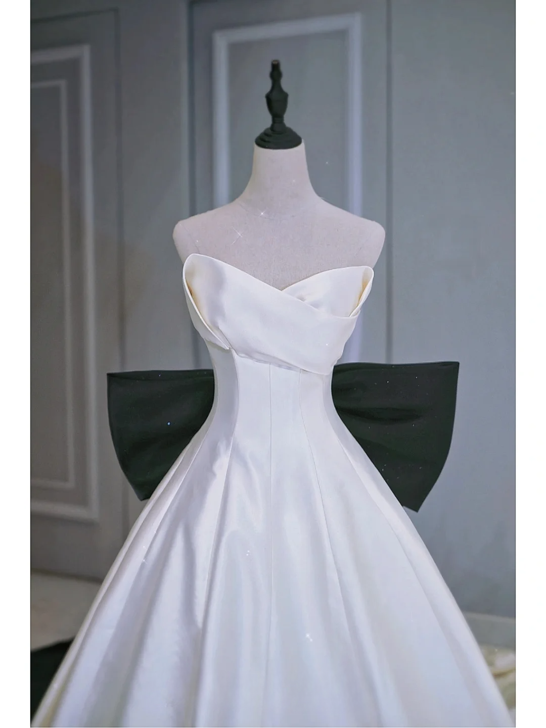 Modest Ball Gown White Sweetheart Satin Long Corset Back Wedding Dress With Black Bow Brides Dress A021