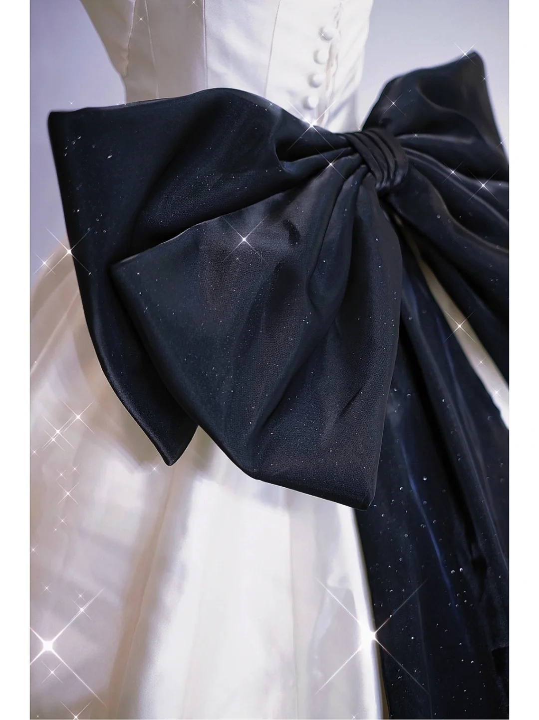 Modest Ball Gown White Sweetheart Satin Long Corset Back Wedding Dress With Black Bow Brides Dress A021