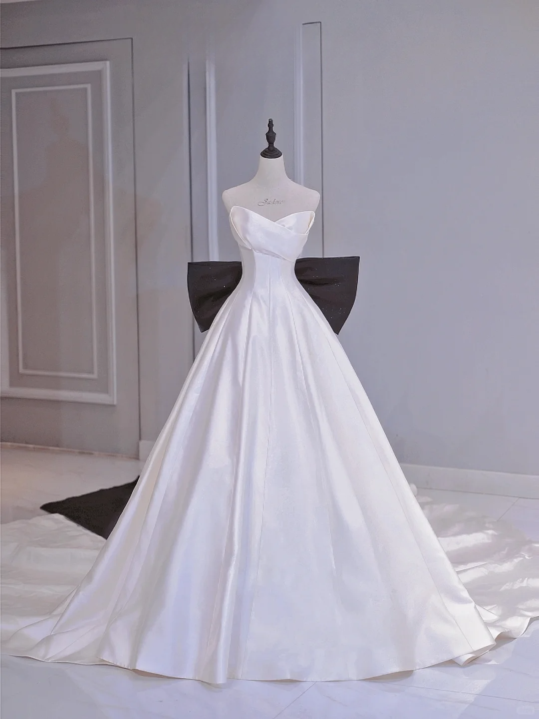 Modest Ball Gown White Sweetheart Satin Long Corset Back Wedding Dress With Black Bow Brides Dress A021