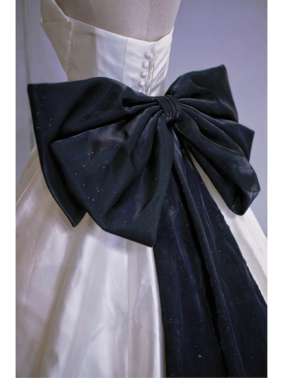 Modest Ball Gown White Sweetheart Satin Long Corset Back Wedding Dress With Black Bow Brides Dress A021