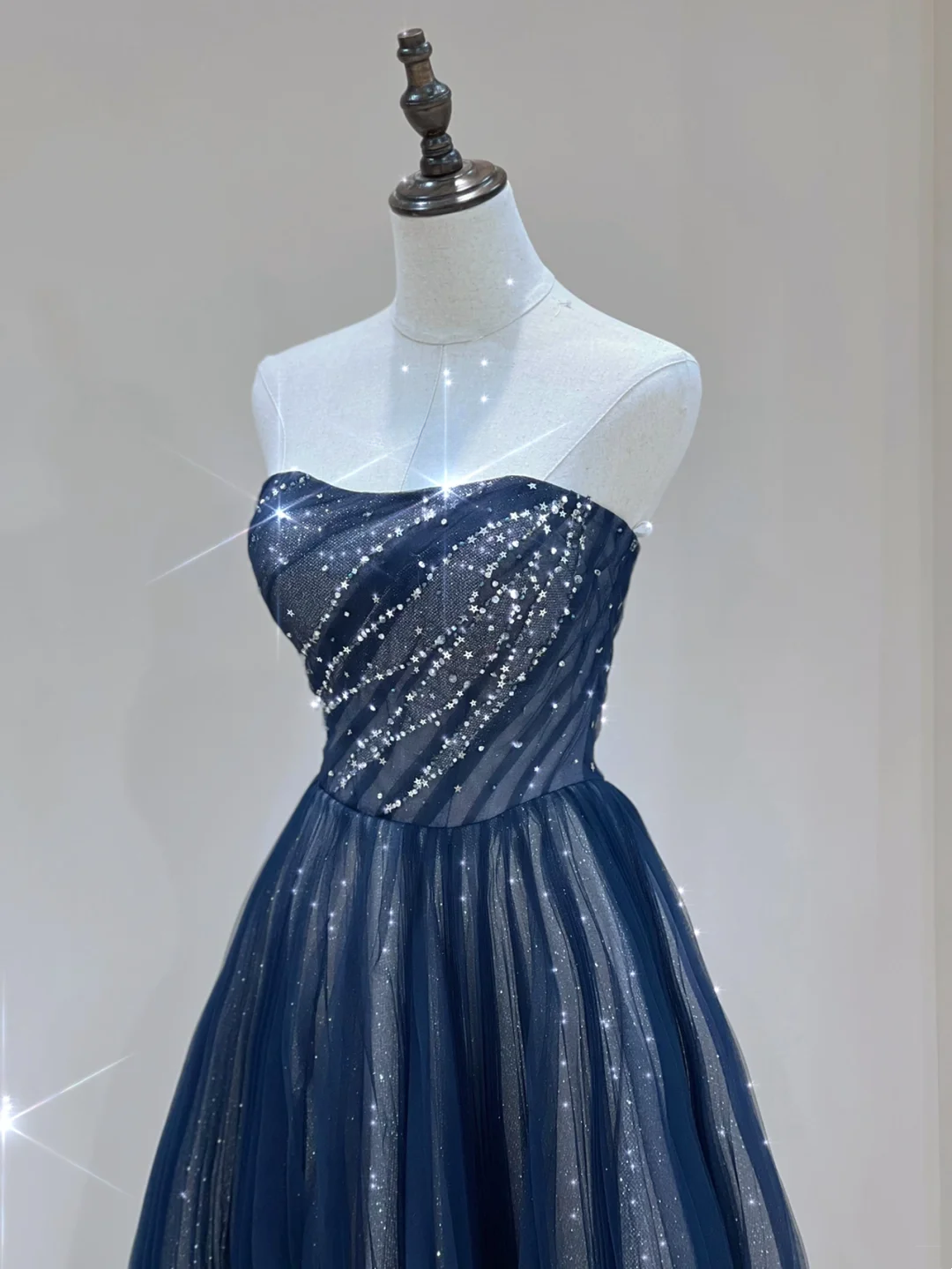 Robe de bal longue et élégante, coupe trapèze, sans bretelles, bleu marine, scintillante, inspiration spéciale, A032